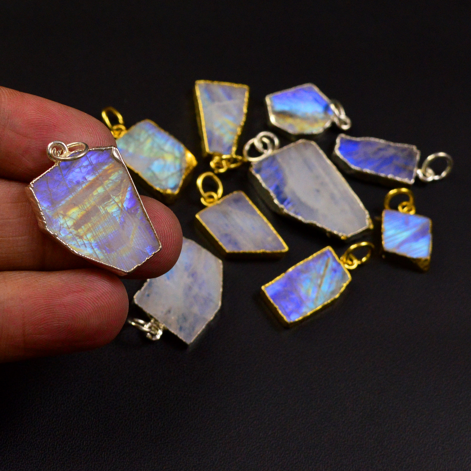 10 Pcs 99Cts   Rainbow Moonstone Gemstone Gold  Silver Pendant for Jewellery Making  22x14 14x14mm 19494