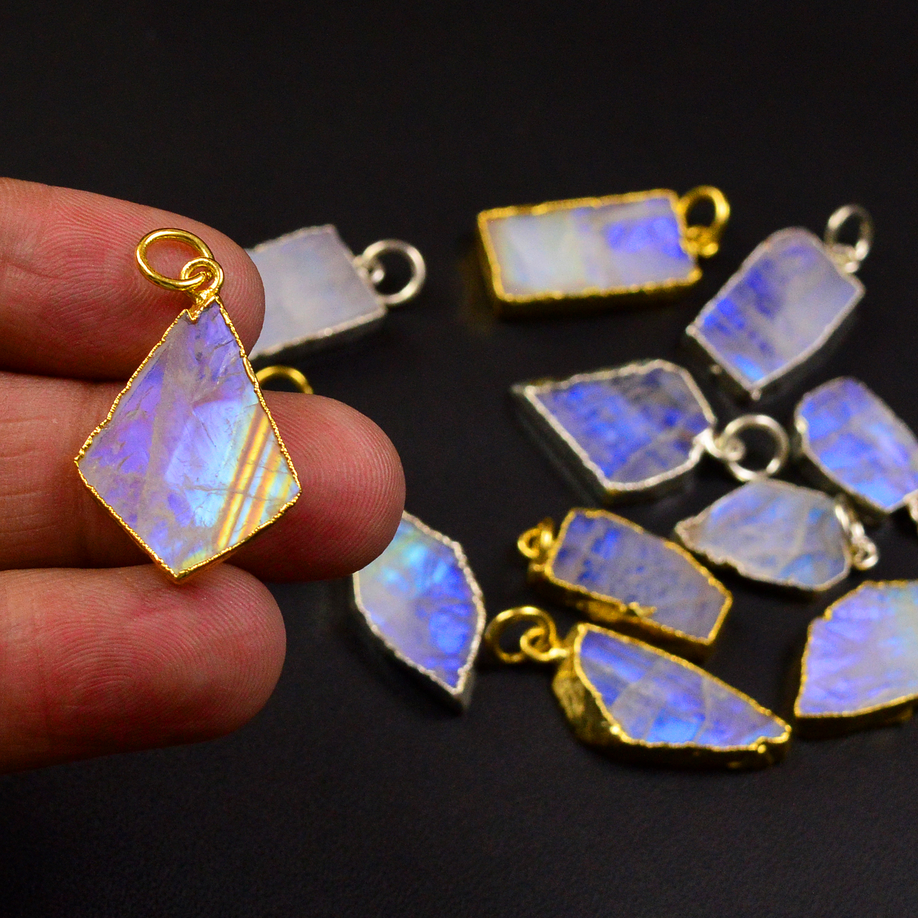 12 Pcs 113Cts   Rainbow Moonstone Gemstone Gold  Silver Pendant for Jewellery Making  20x10 12x9mm 19496