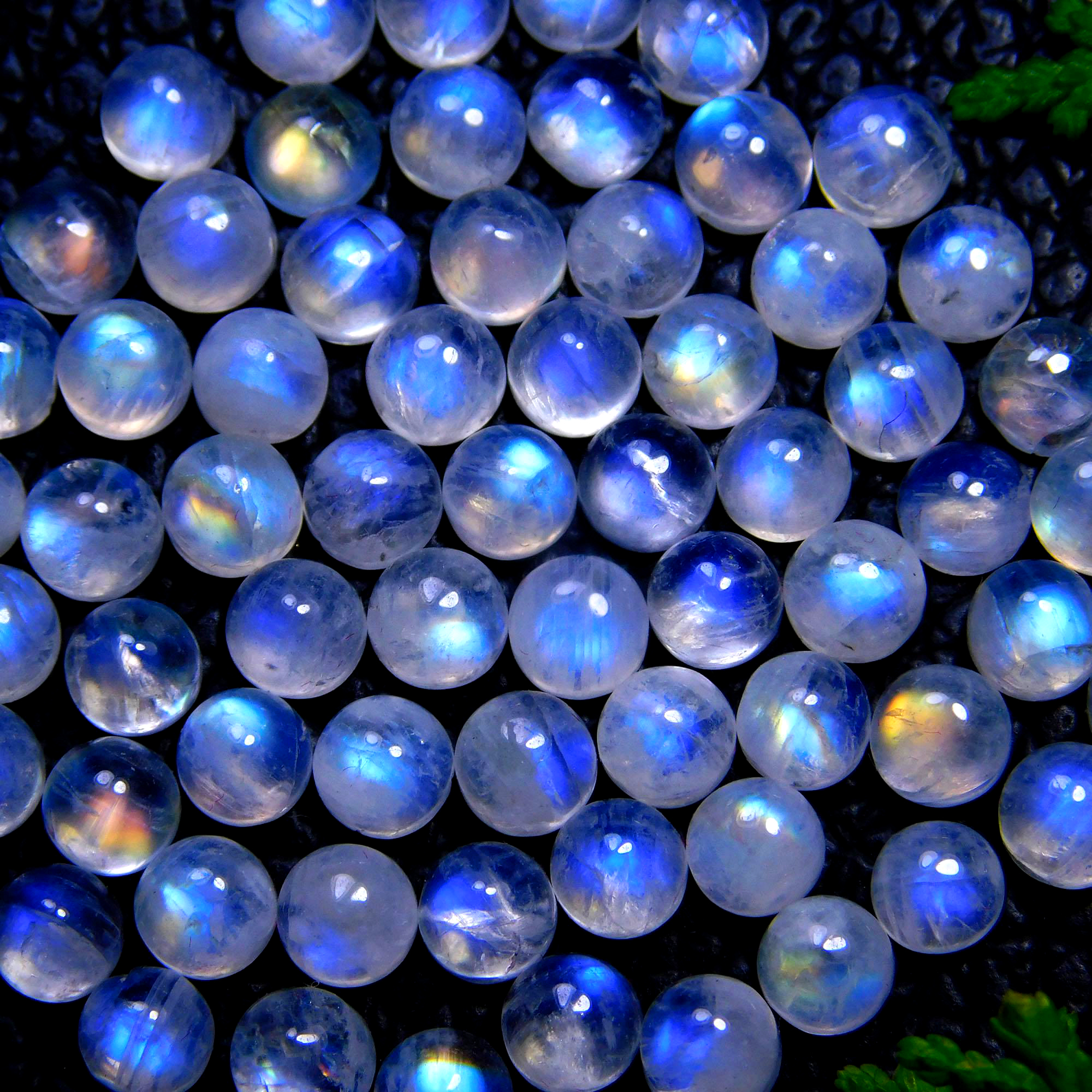 65Pcs 26Cts Natural Rainbow Moonstone Round Shape Blue Fire Cabochon Lot Loose Gemstone Jewelry Moonstone Ring For Gift 4x4mm #9804