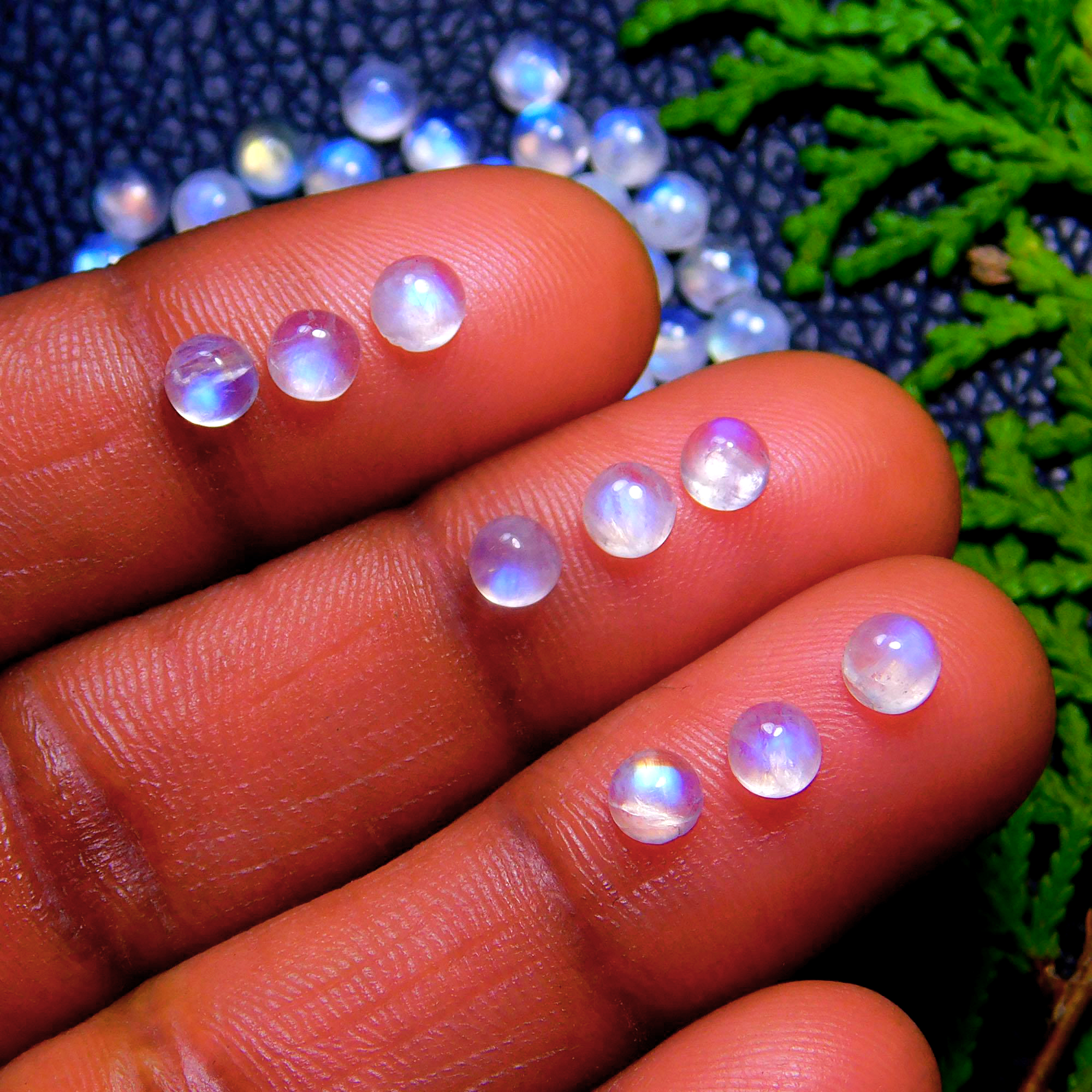 65Pcs 26Cts Natural Rainbow Moonstone Round Shape Blue Fire Cabochon Lot Loose Gemstone Jewelry Moonstone Ring For Gift 4x4mm #9804